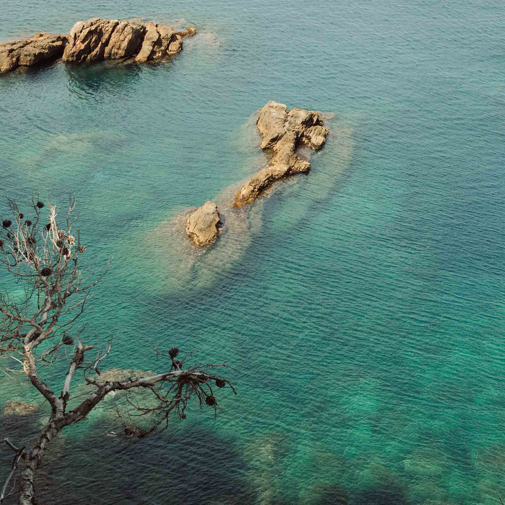 rocas en el mar